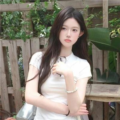 男孩超级白